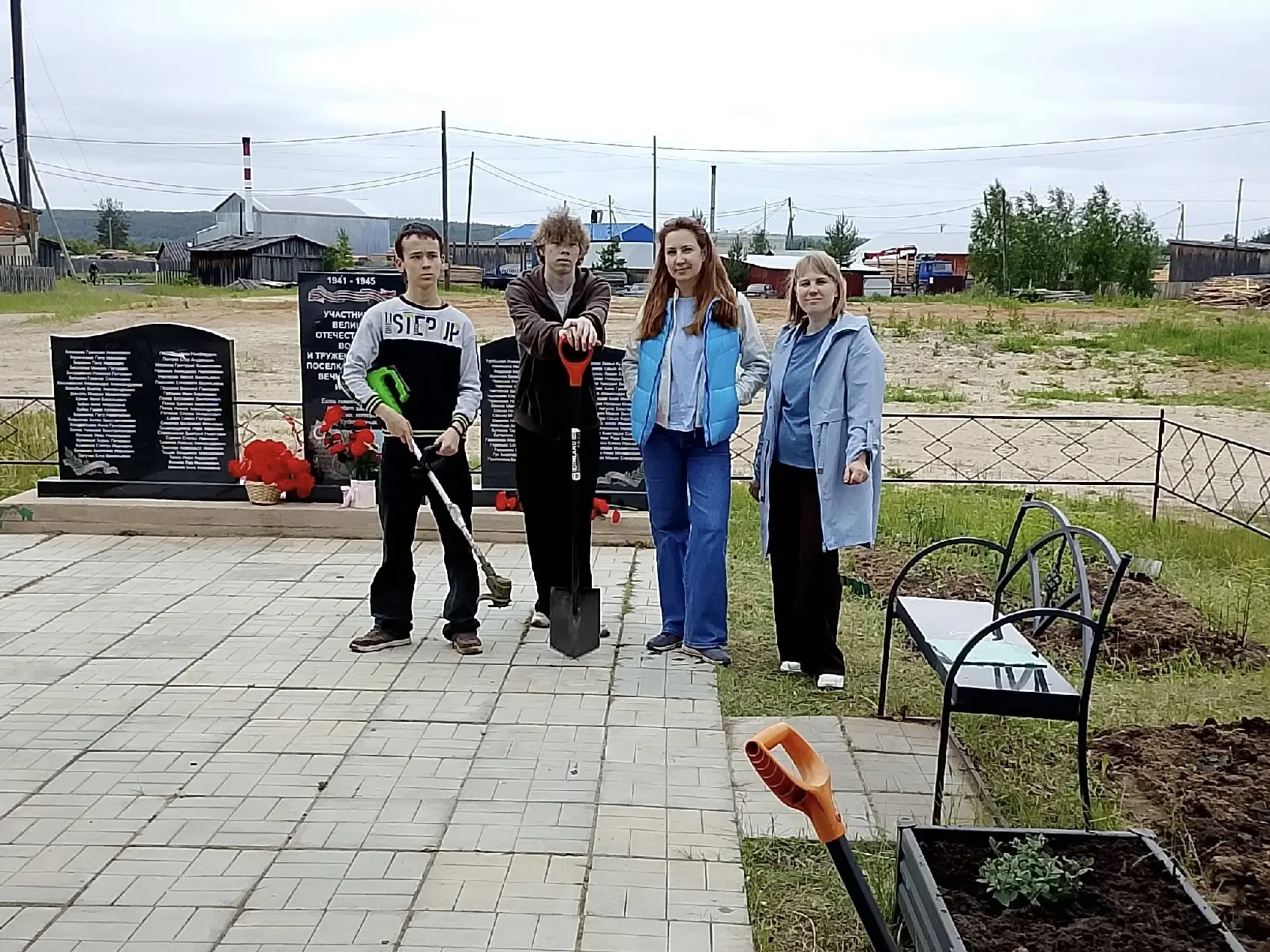 Цветы памяти: трудовой десант у обелиска 🌸⭐

Ребята из трудового отряда нашей школы и педагоги прис