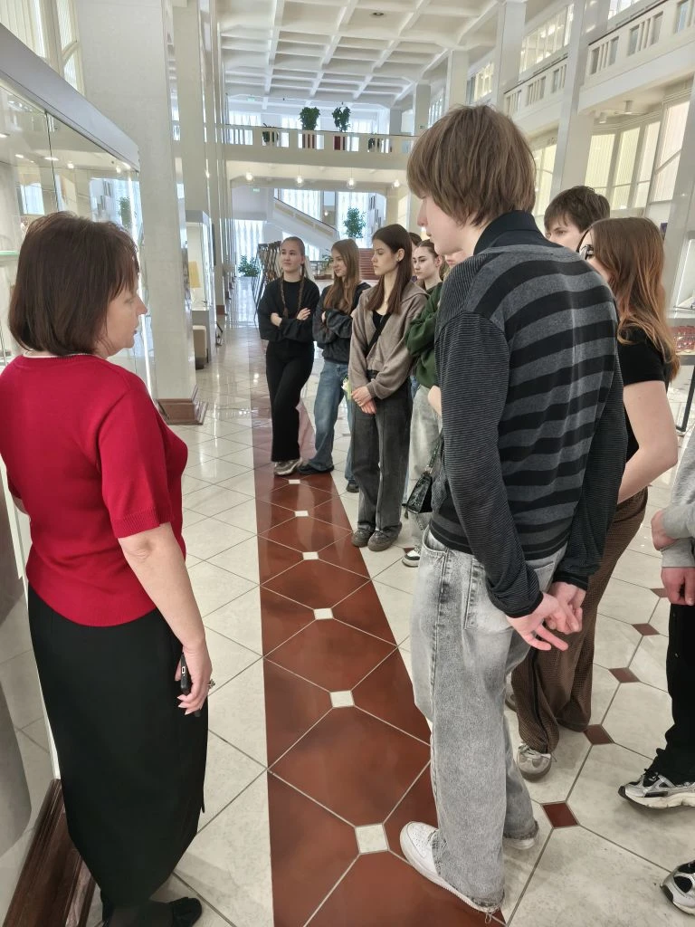 🏦 Экскурсия в мир финансов: лицеисты в Музее Банка России.  ❓Что скрывается в знаменитом красном зда