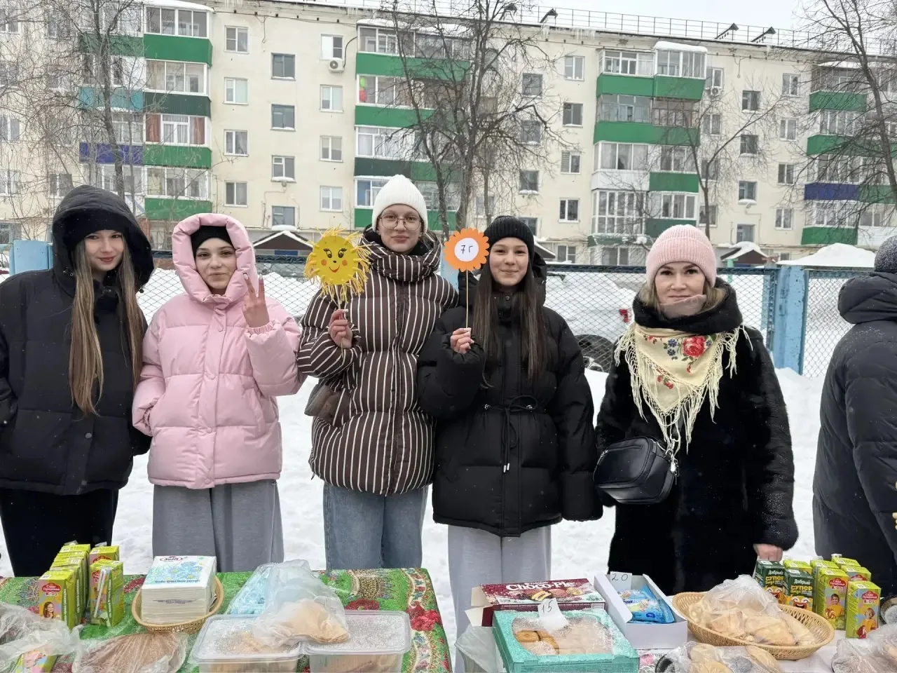 Вчера в нашей школе прошла масленичная ярмарка! 🥞  Ребята и родители приготовили много вкусных блино