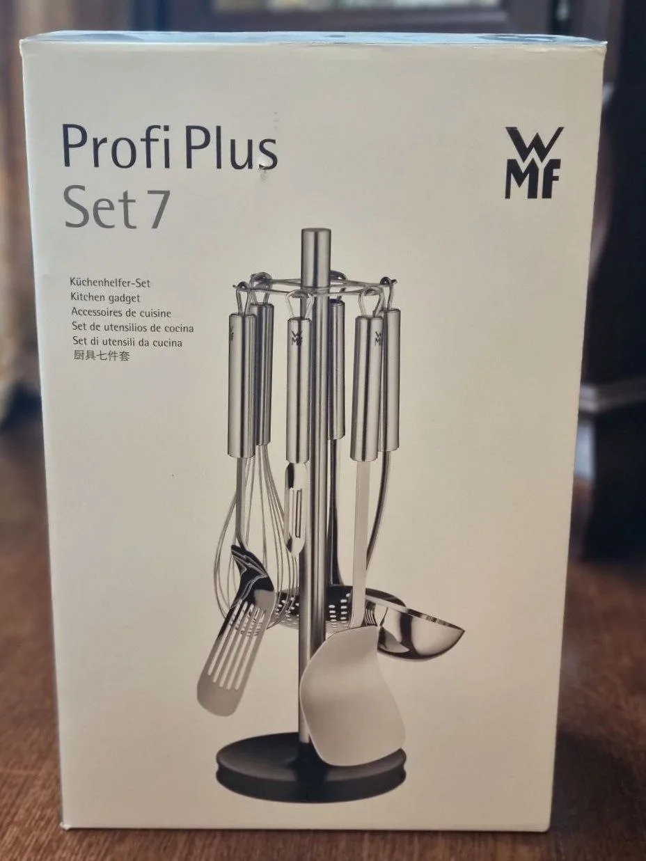 В наличии набор кухонных принадлежностей WMF ProfiPlus. В набор входят подставка, половник, венчик, 