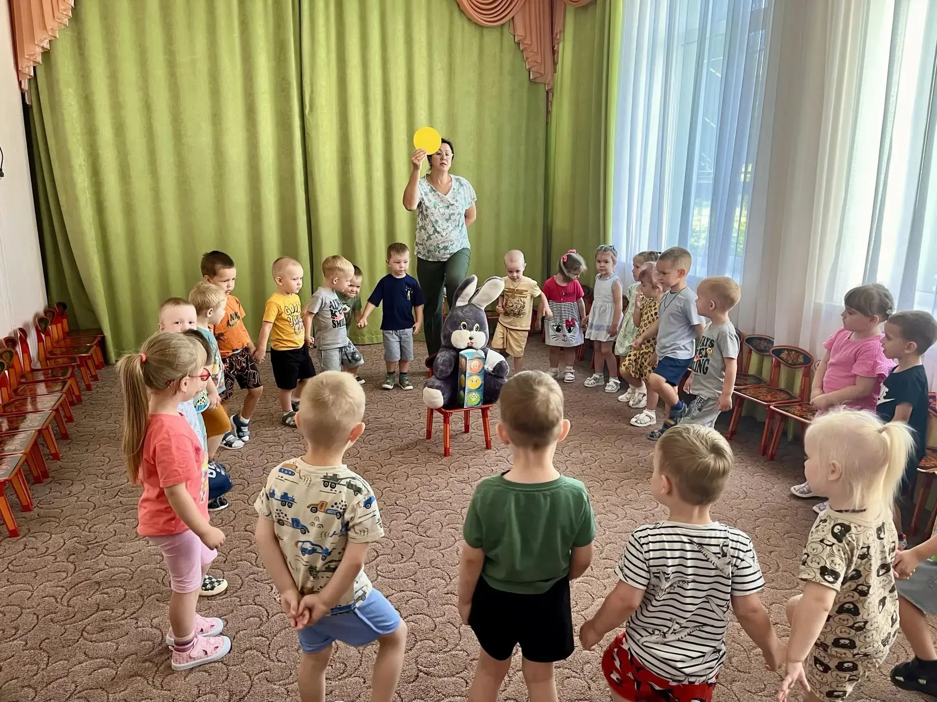 «В гости к светофору: как «Гномики» учили правила дорожного движения»
На днях в нашей младшей группе