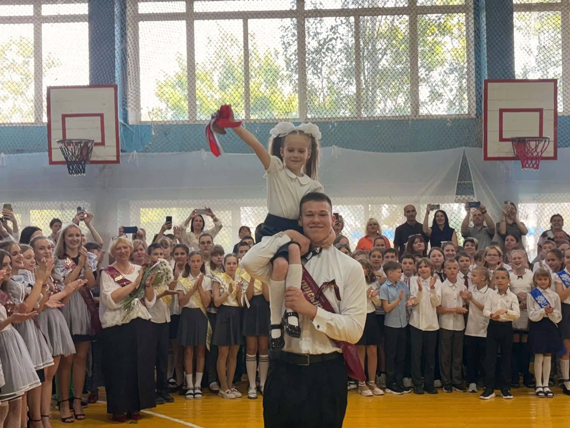 🎀 "ПОСЛЕДНИЙ ЗВОНОК"💐  Дорогие наши выпускники… Кажется, совсем недавно вы робко шли за руку с родит