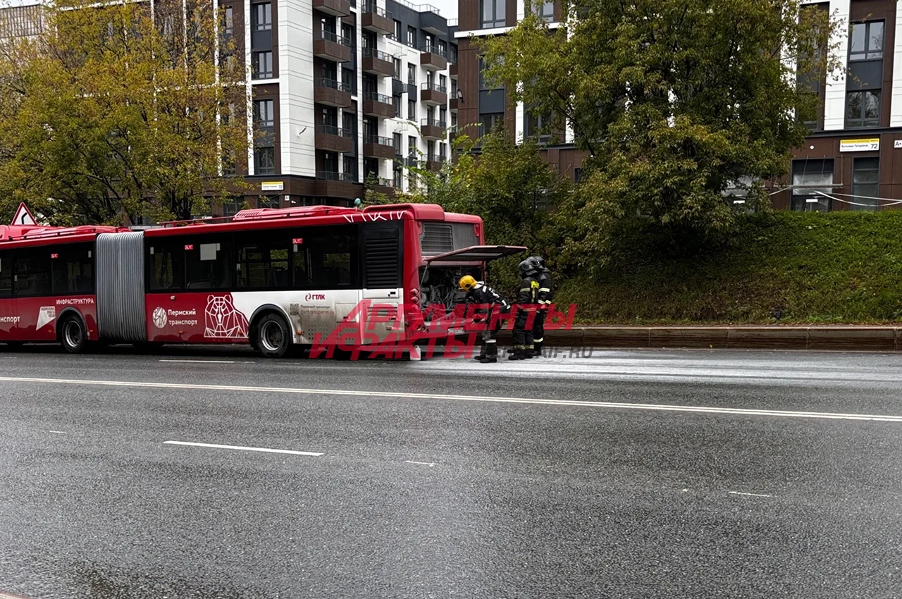 В Перми на Южной дамбе во время движения загорелся автобус № 14