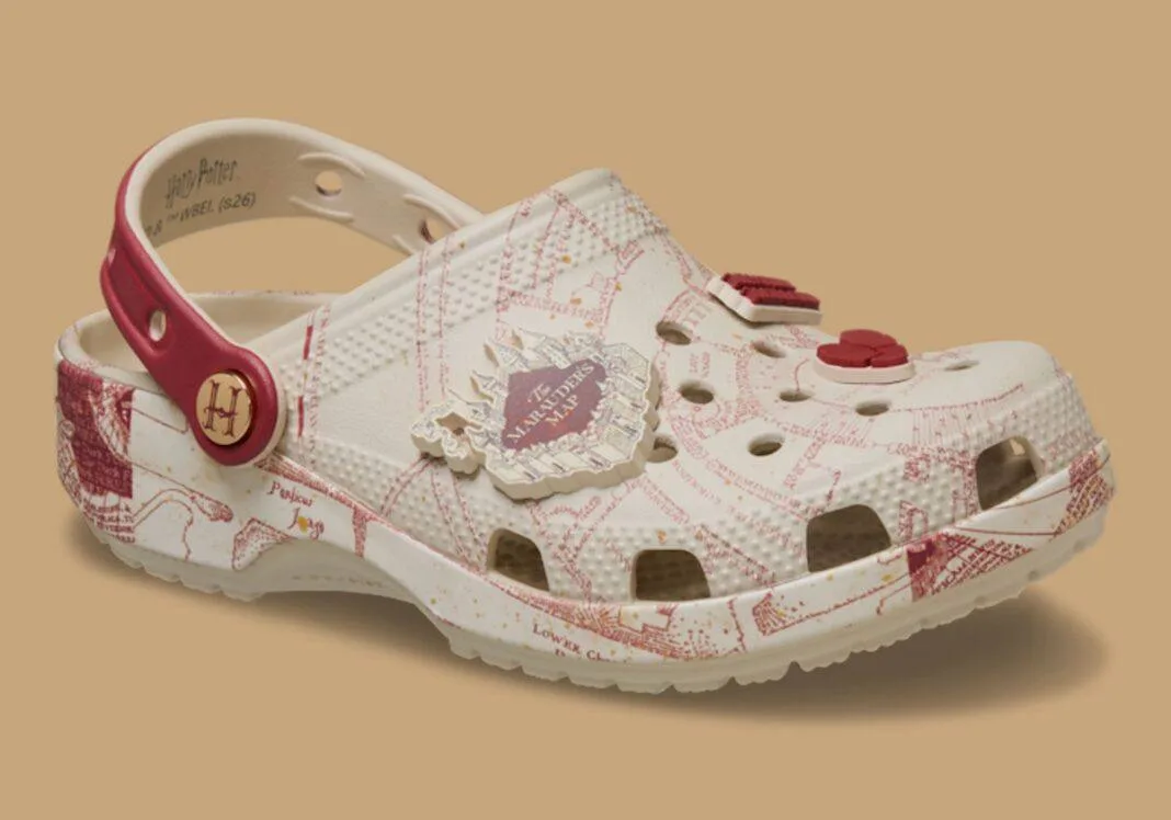 Crocs выпустили сабо с Картой Марадеров из Гарри Поттера — цена новинки около 5000 рублей.
