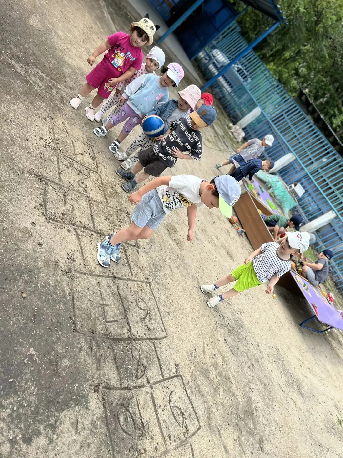 Прекрасная пора – ЛЕТО!🏖️ В детском саду, почти весь день, дети проводят на свежем воздухе. В играх