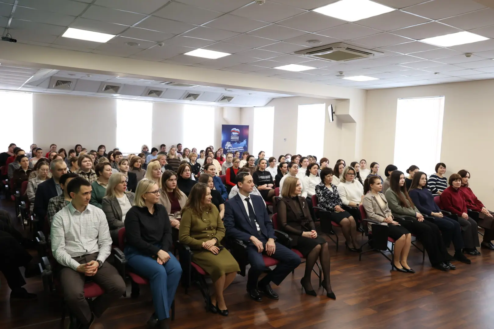 В работе много сроков и документов, но главное всегда — люди.

Те, кто каждый день общается с жителя