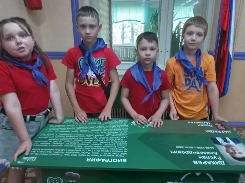 Беседа у парты героя: «Подвиг во имя мира»
Сегодня для детей состоялась важная и трогательная беседа