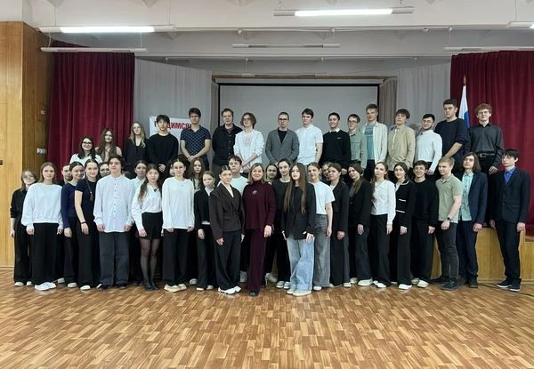 Заведующий кафедрой русского и иностранных языков Галина Андреева встретилась с учениками школы № 56