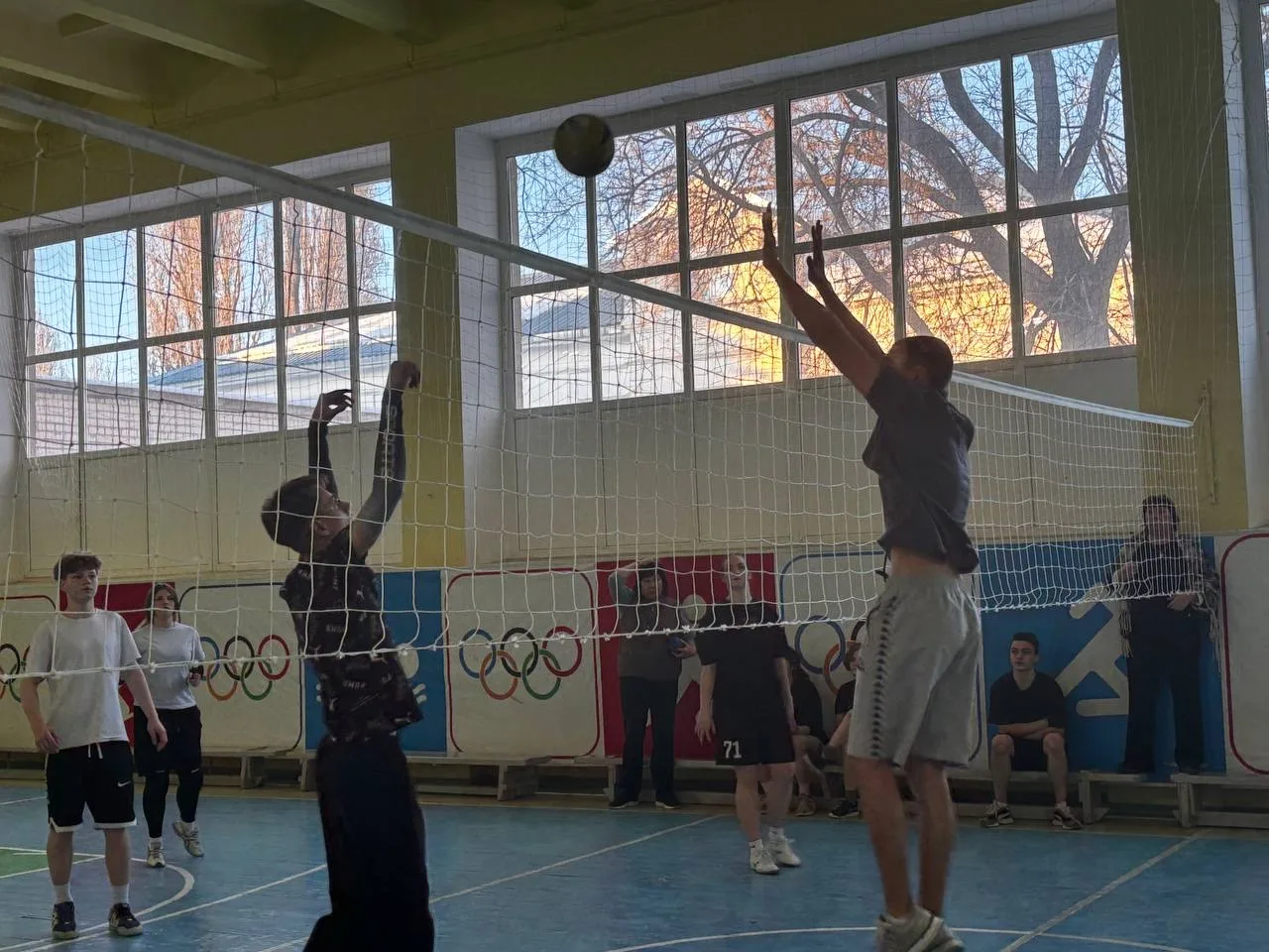 🏐 Волейбольная битва! Сегодня в нашей школе прошло захватывающее первенство по волейболу среди 8-11 
