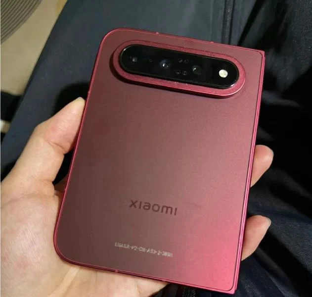 📱 Предполагаемый Xiaomi 18 Fold впервые засветился на живом фото