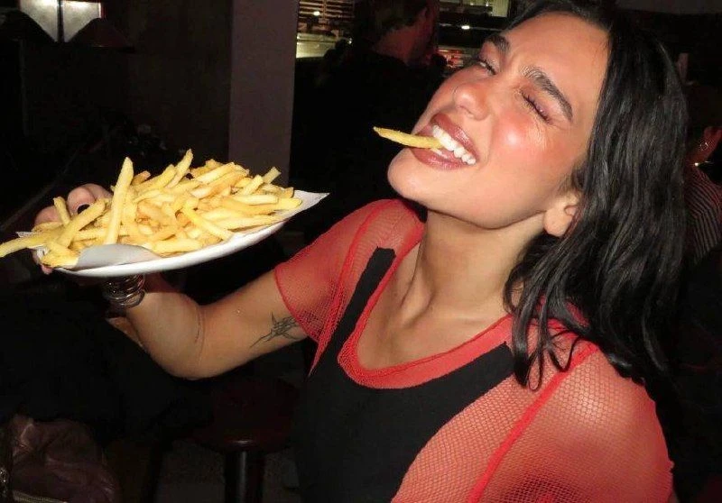Дуа Липа уже выиграла свой ужин на двоих 🍟