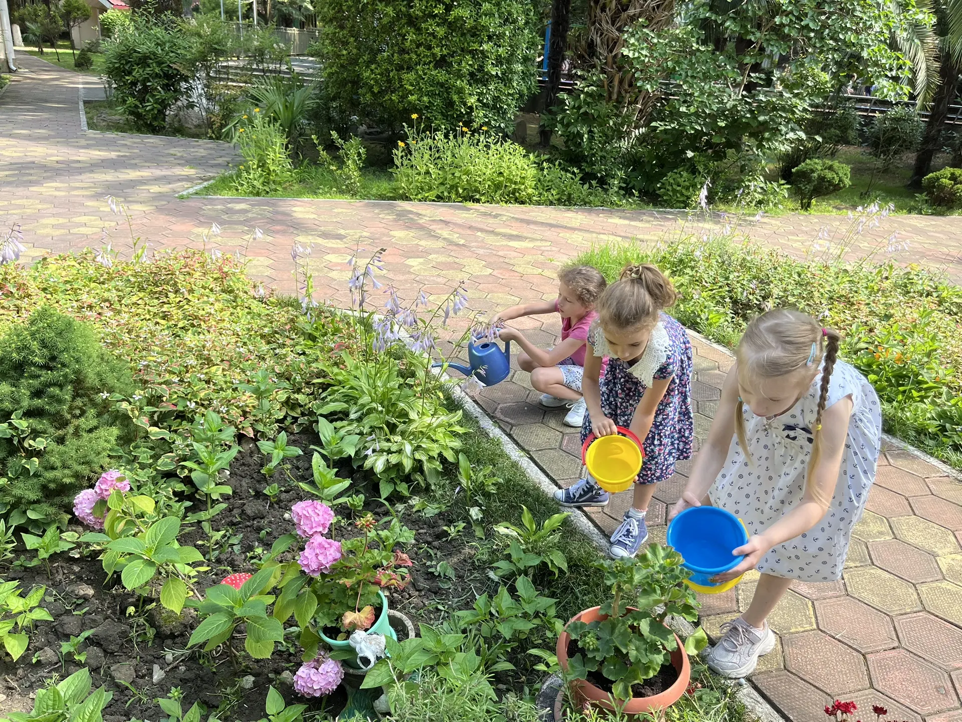 🌱 Маленькие помощники подготовительной группы! 🌱

Ребята из подготовительной группы всё серьёзнее 