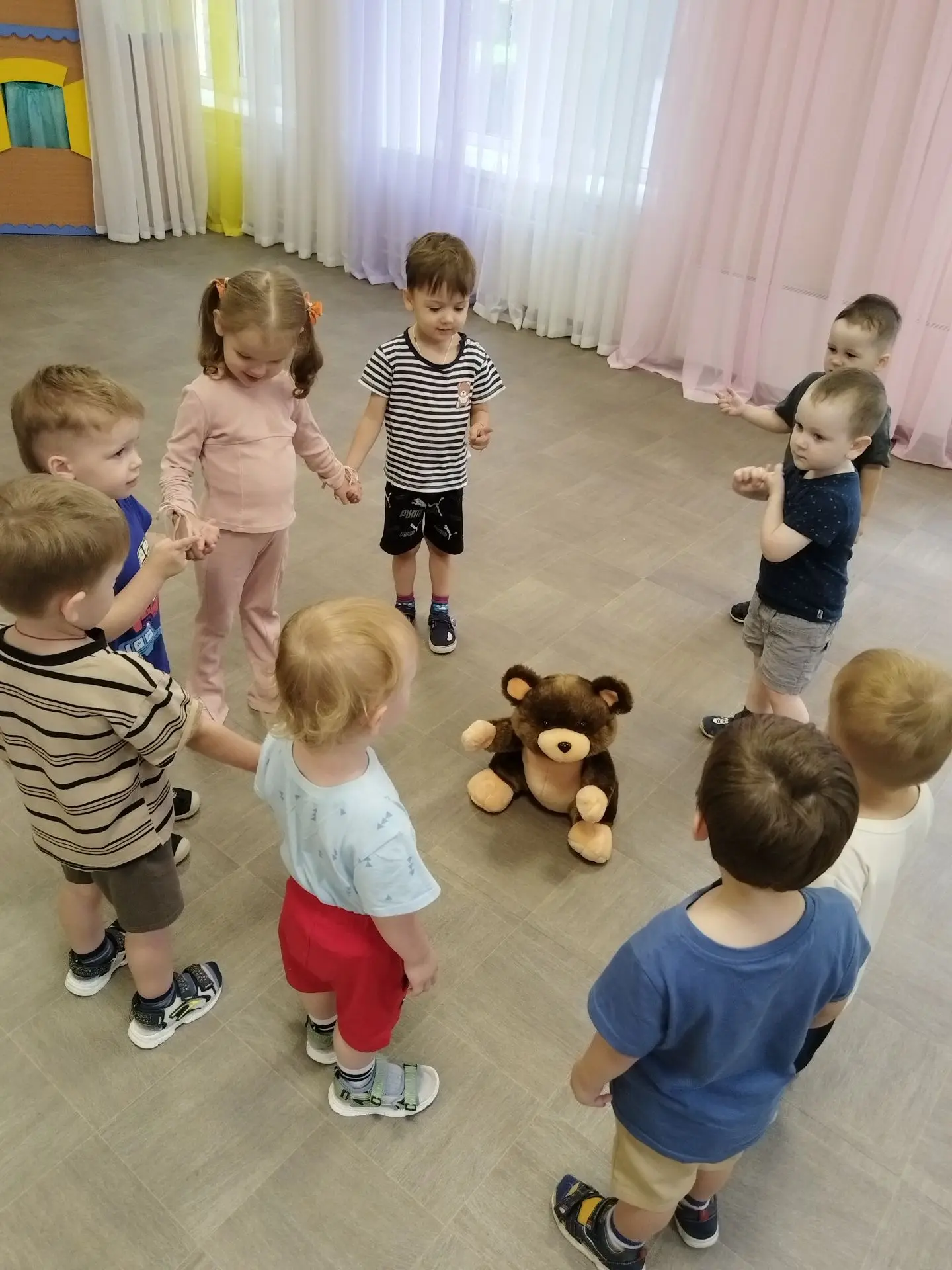 Сегодня к нашим малышам пришел в гости Медвежонок. Сначала было знакомство с новым гостем. А потом в