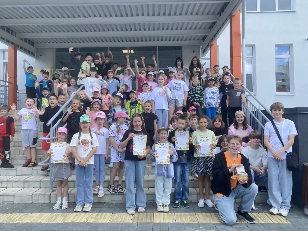 16 июня в пришкольном лагере «Заря» ☀️️
День начался с весёлой зарядки 💪, которая подарила всем зар