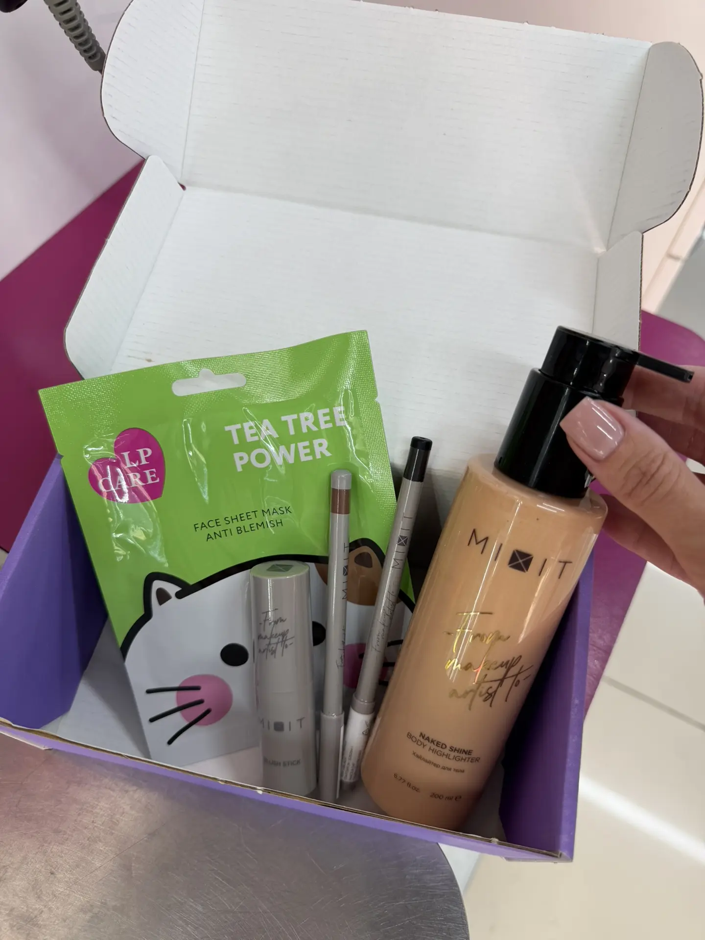 Бесплатный бьюти-бокс
 в Подружке 🎀 

Купон берём в этом посте: https://max.ru/promokod_skidki_tlt/