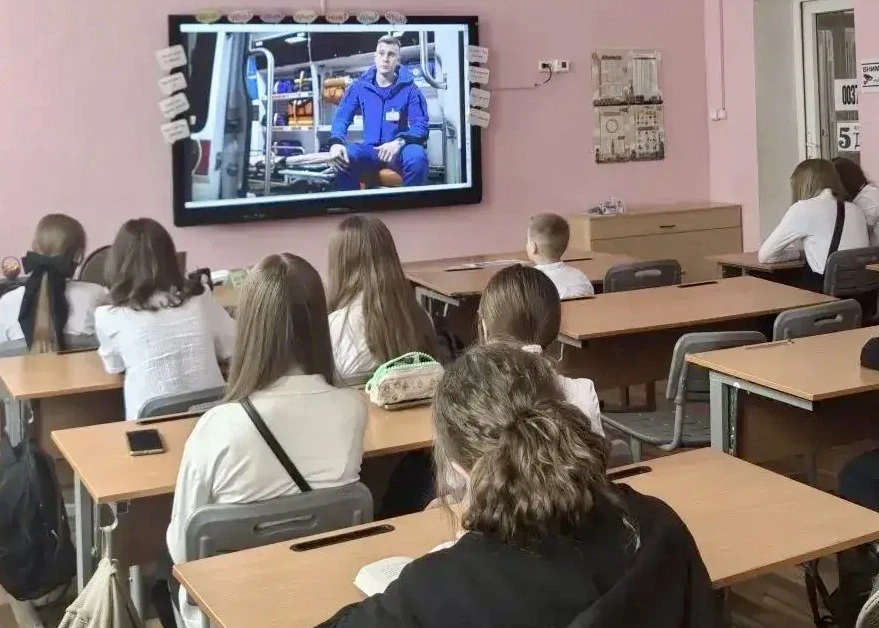 Что значит работать в команде? Сила команды  🧑‍🧑‍🧒 Наши школьники сегодня на внеурочном занятии «Раз