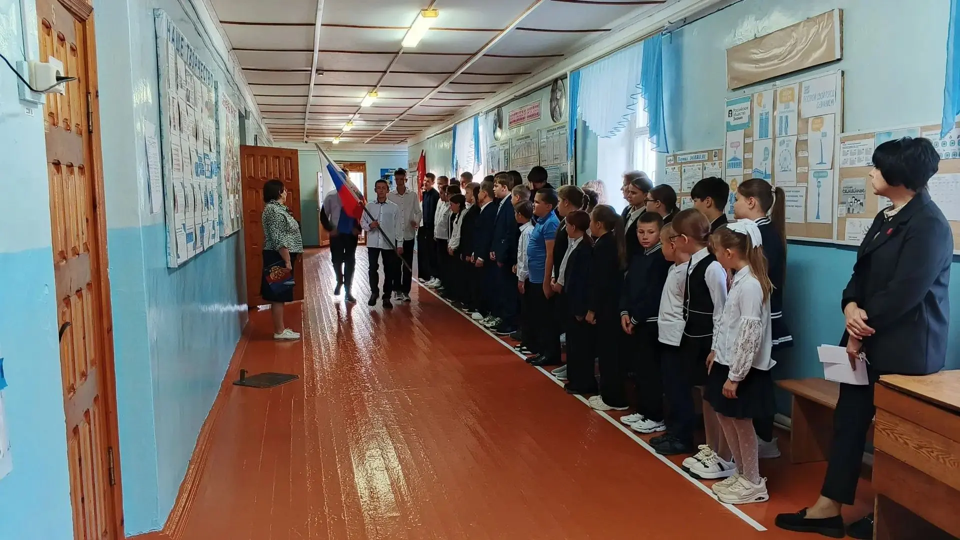 07.09.2026 г. в нашей школе неделя началась с традиционной линейки с внесением флага РФ...