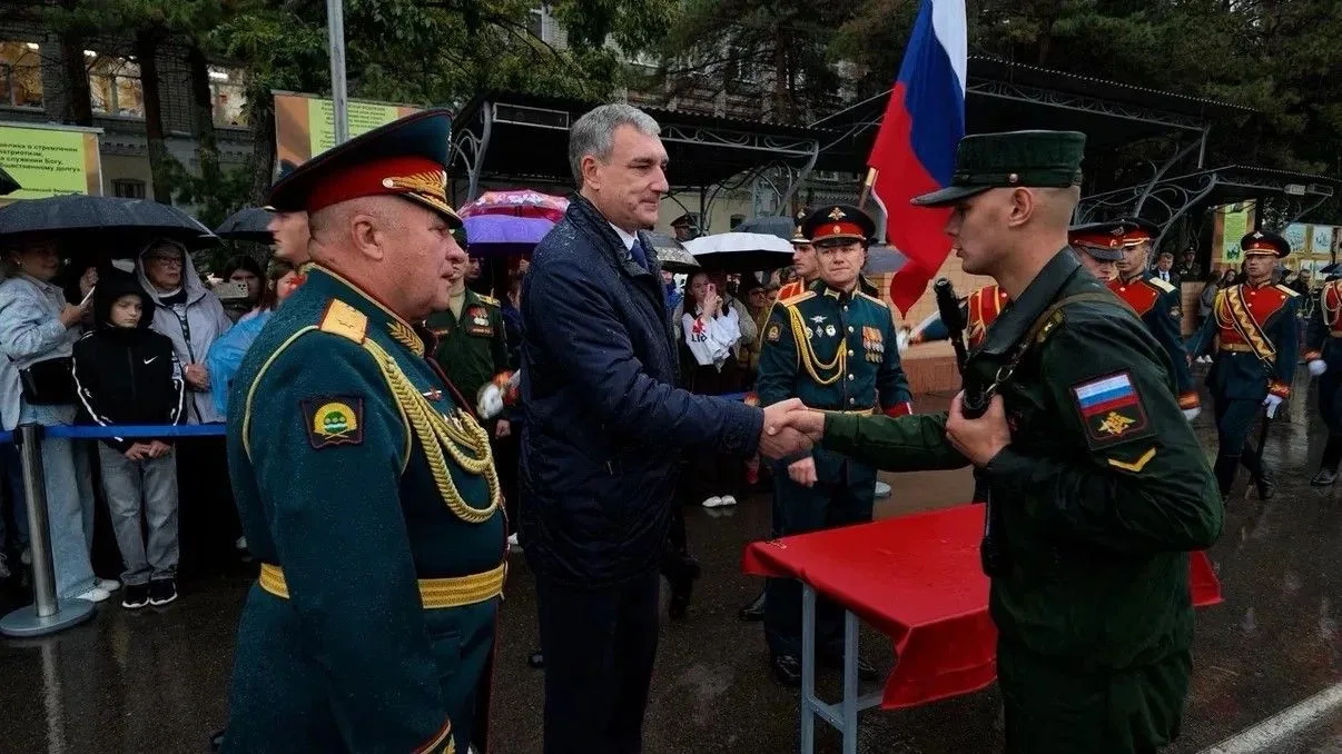 Глава Приамурья Василий Орлов поздравил первокурсников ДВОКУ с принятием Военной Присяги.