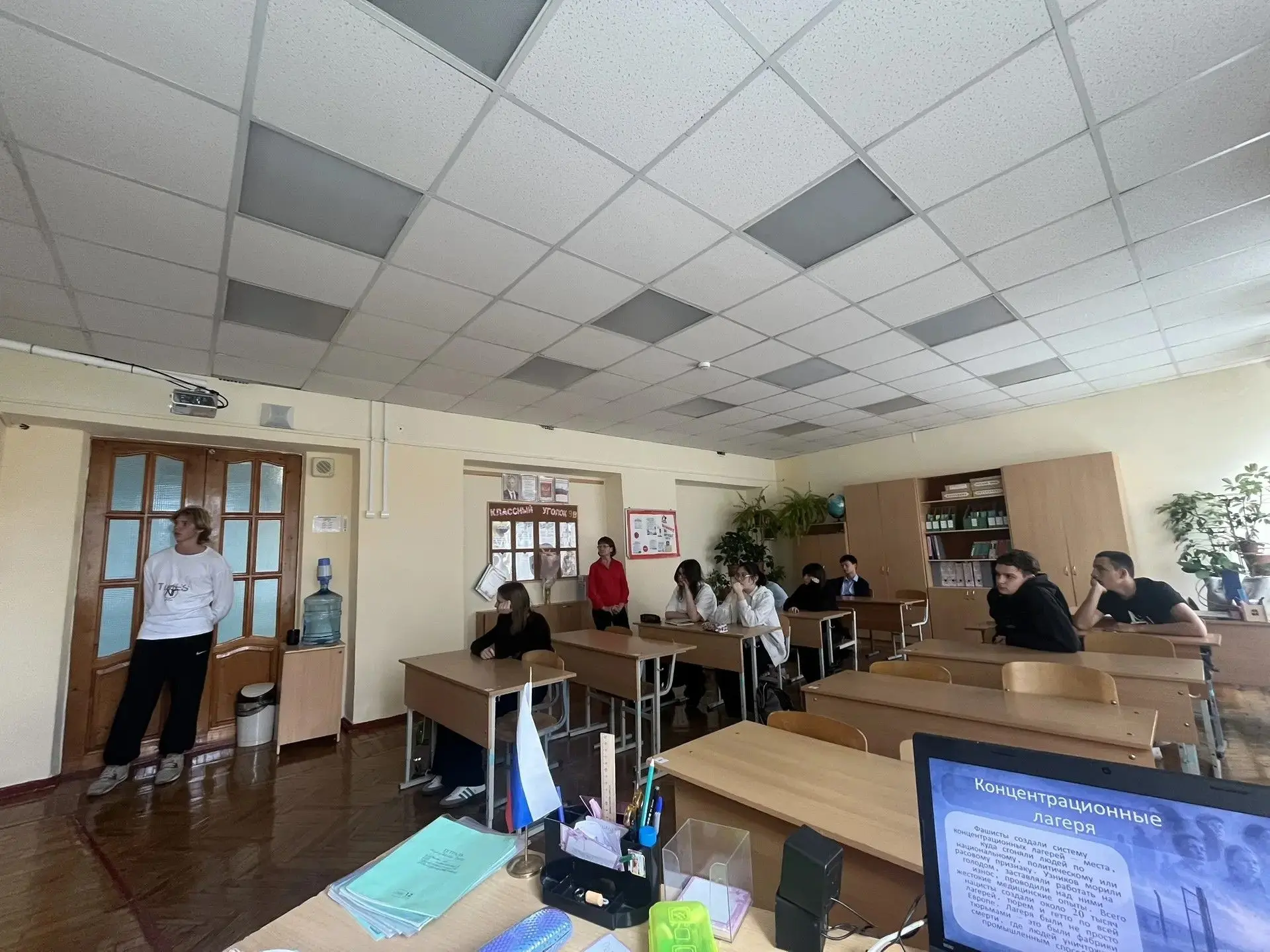 В 9 В классе Печерских Г.В., классный руководитель и Бубелева Н.Г., воспитатель подгото...