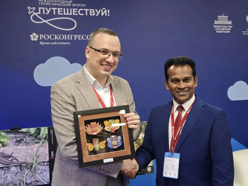 Еще фото с "полей" форума. Руван Ранасингхе, заместитель министра иностранных дел, зару...
