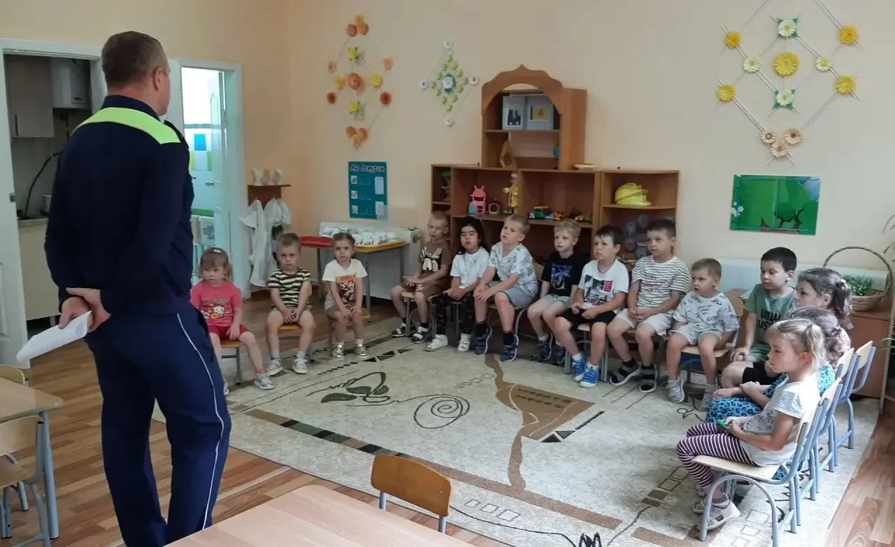 Встреча с инспектором ГИБДД

В нашем детском саду состоялась увлекательная и полезная встреча с инсп