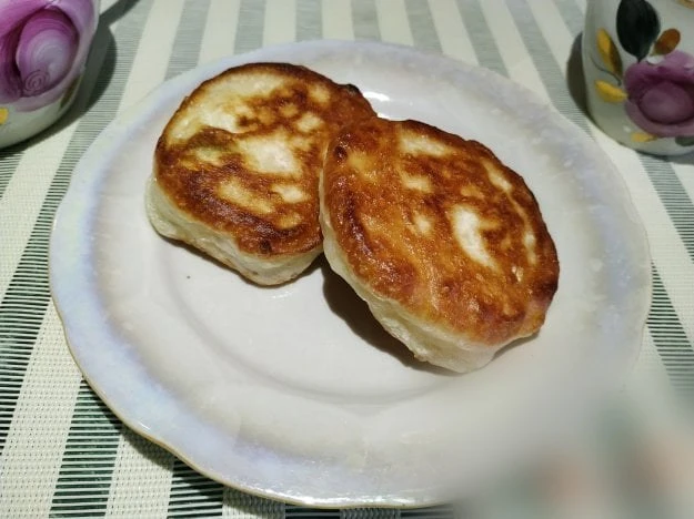 🍳 Оладьи с цукатами

Быстрый и сытный завтрак для всей семьи. Оладушки получаются очень пышными и в