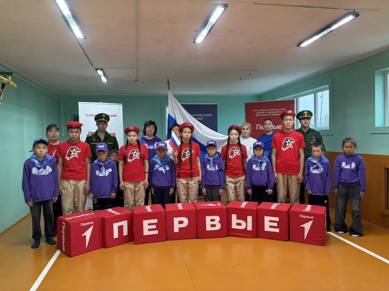 🇷🇺В День Государственного флага Российской Федерации в зале школы с. Тугур было по-на...