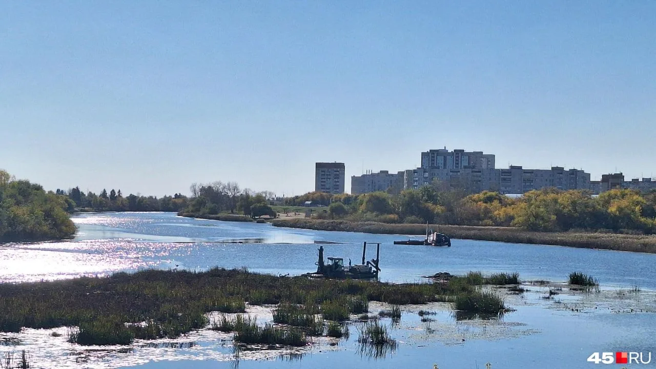 В районе пляжа «Бабьи пески» чистят русло Тобола в Кургане