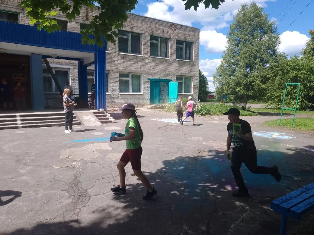 Воспитанники летнего пришкольного лагеря приняли участие в веселом флешмобе. Вооруживши...