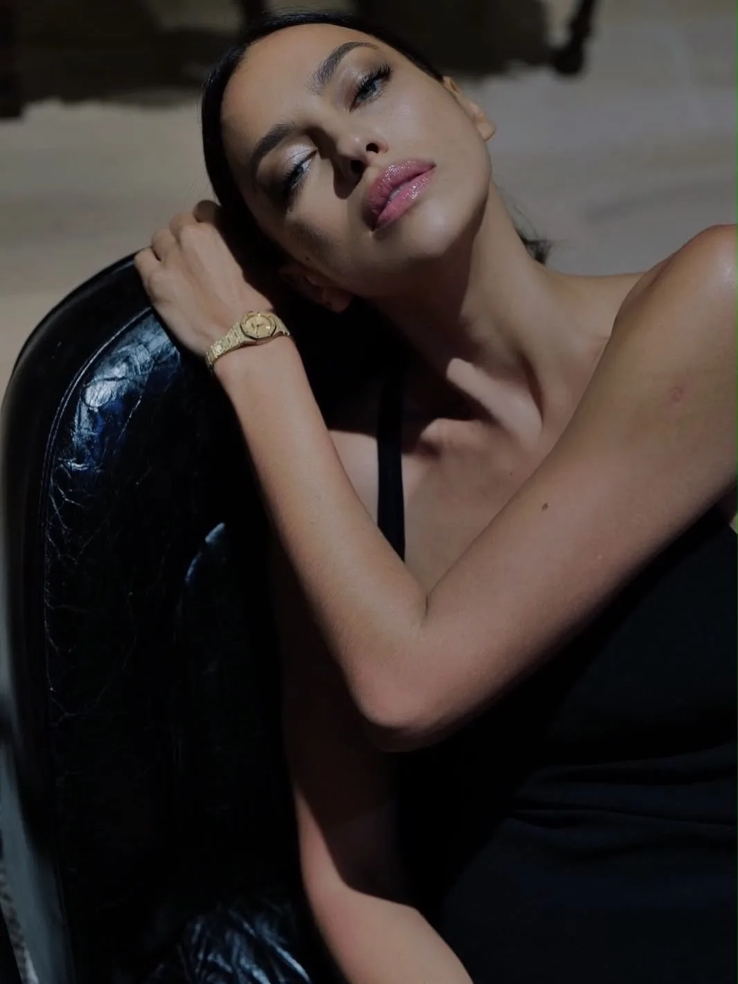 Ирина Шейк поделилась новыми фотографиями 🖤
