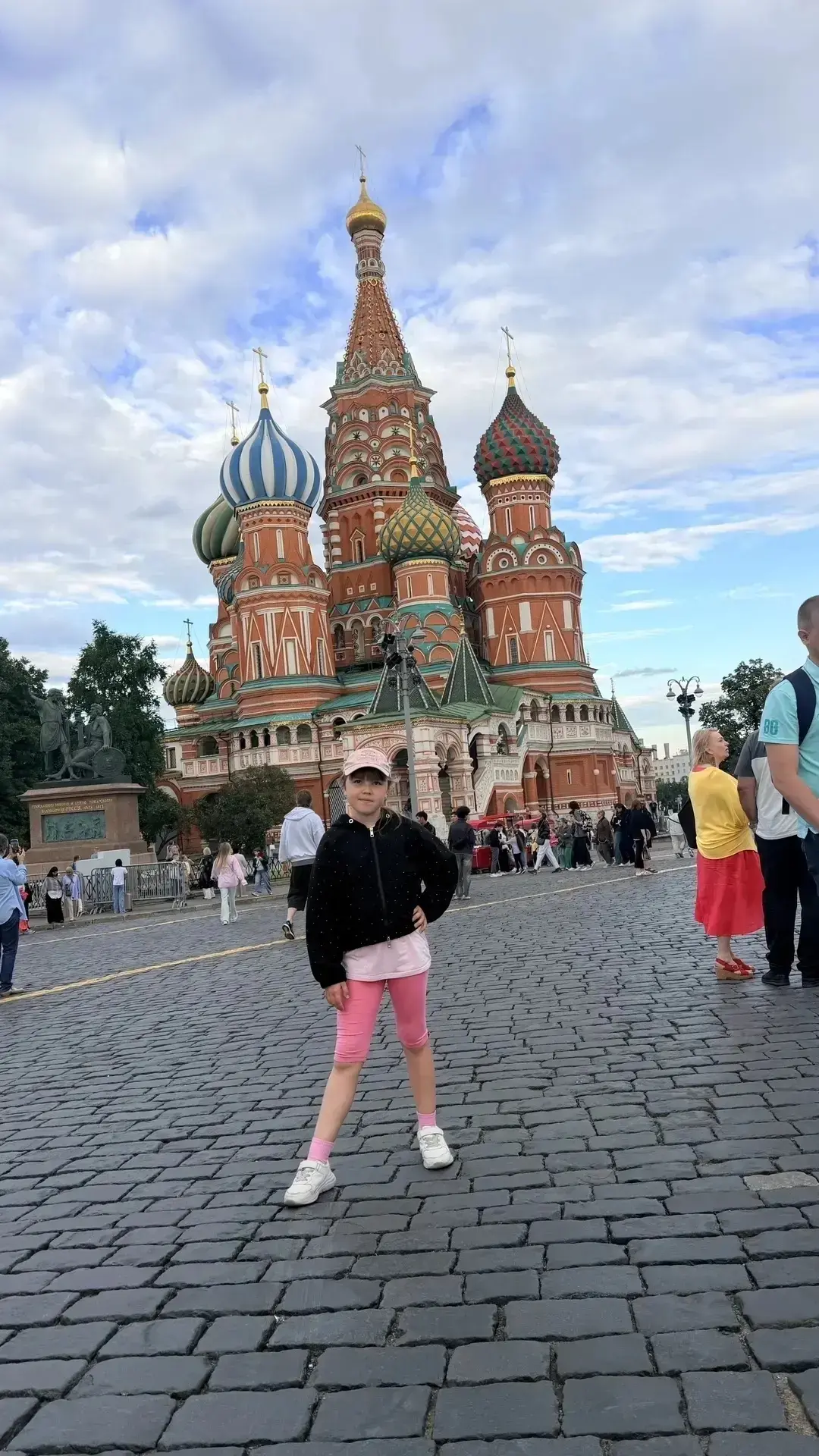 Каникулы 2026

📍Всем привет! Меня зовут Варвара.
🚉Этим летом мы всей семьёй — с мамой, папой и бра