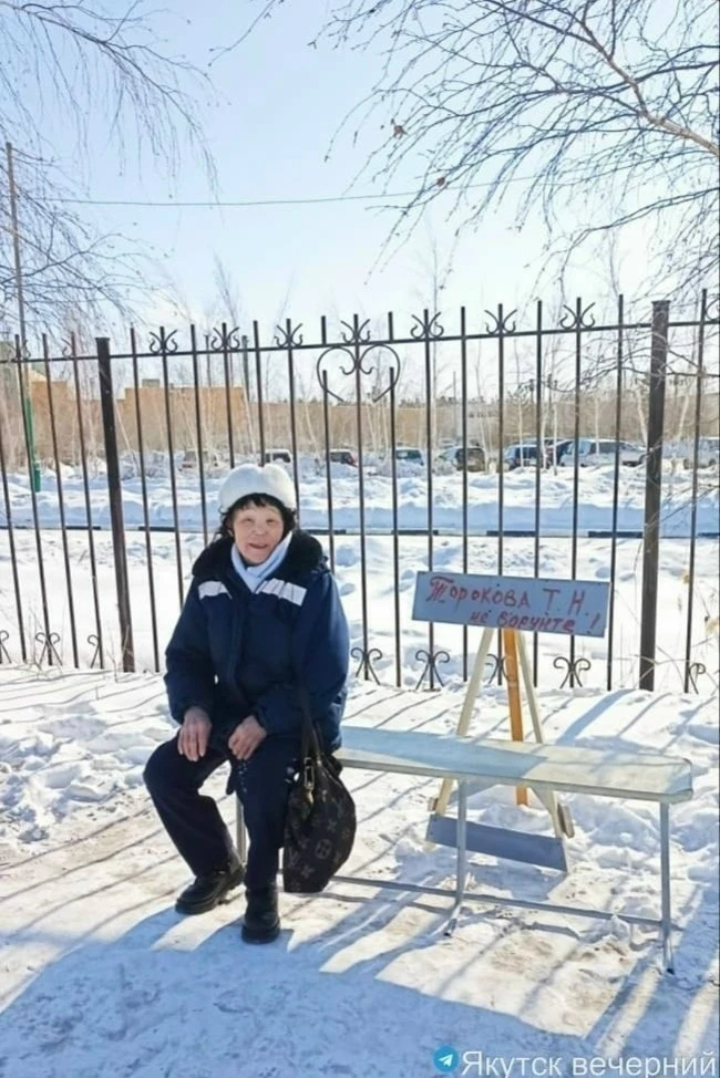 Пенсионерка из Якутии, Тамара Торокова, установила две скамейки на не оборудованной автобусной остан