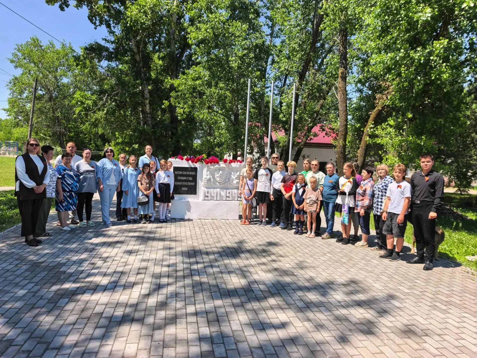 На территории школы с. Матвеевка, у памятника жителям, не вернувшимся с войны, состоялся митинг-рекв