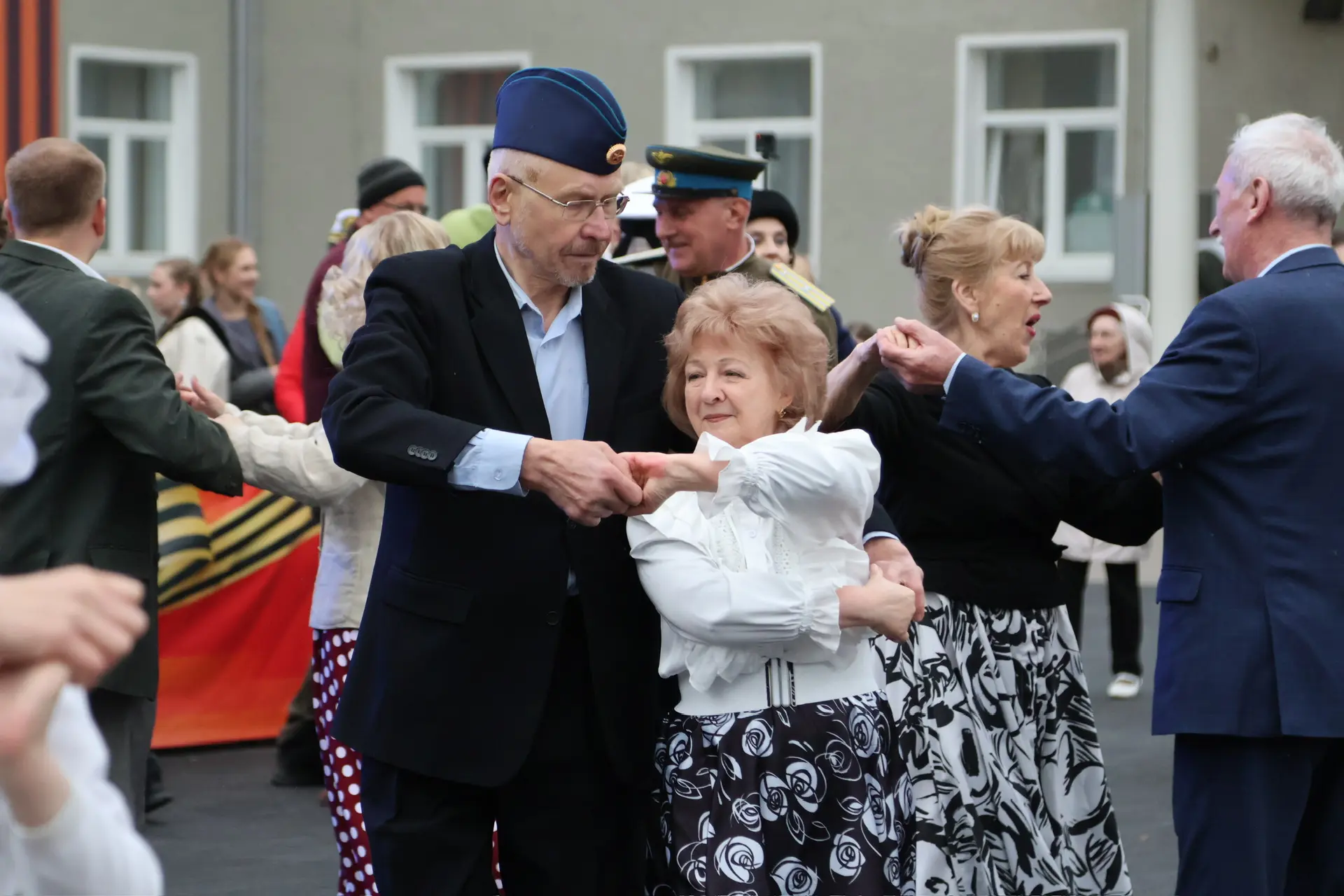 🌸 Танцуя, помним: «Вальс Победы» объединил поколения в Ступино  В День Победы на площади в Ступино п