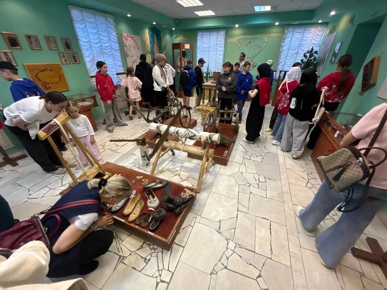 5а класс с родителями, организовали поход-экскурсию ко Дню Победы — тропу памяти, где каждый шаг нап