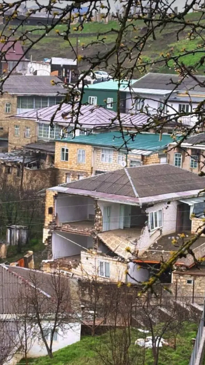 В с.Уркарах очень много домов разрушились после оползня, вся земля в огромных трещинах, люди осталис