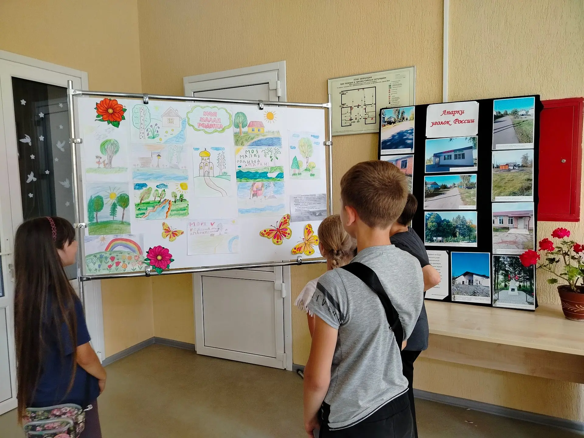 В доме культуры п. Апарки Кимовского района прошла выставка рисунков и фотографий «Моя ...