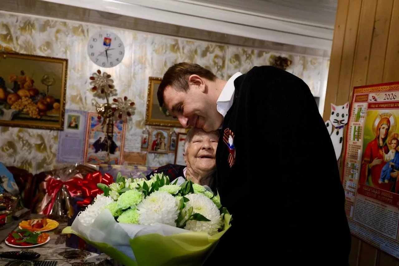С праздником Великой Победы поздравил Владимир Векленко 97-летнюю труженицу тыла в Павловском Посаде