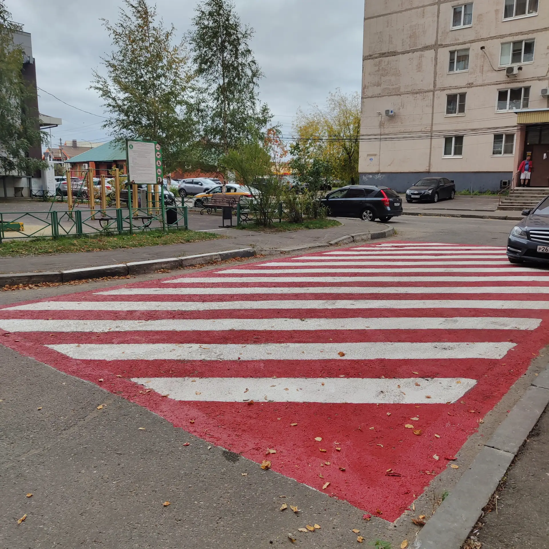 Красно-белая разметка во дворе: имеет ли она юридическую силу?