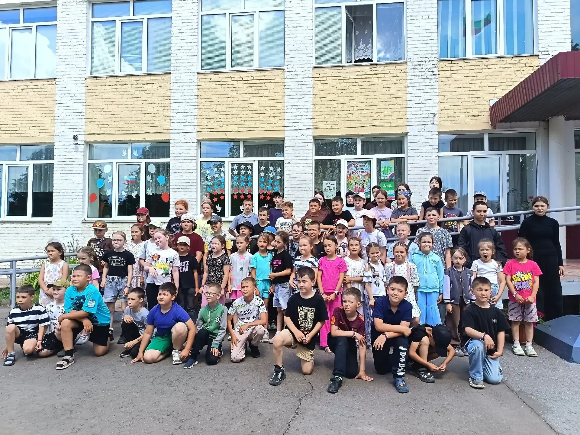 Этим летом воспитанники лагеря "Островок детства" и трудовой лагерь  объединились, чтобы сказать гла