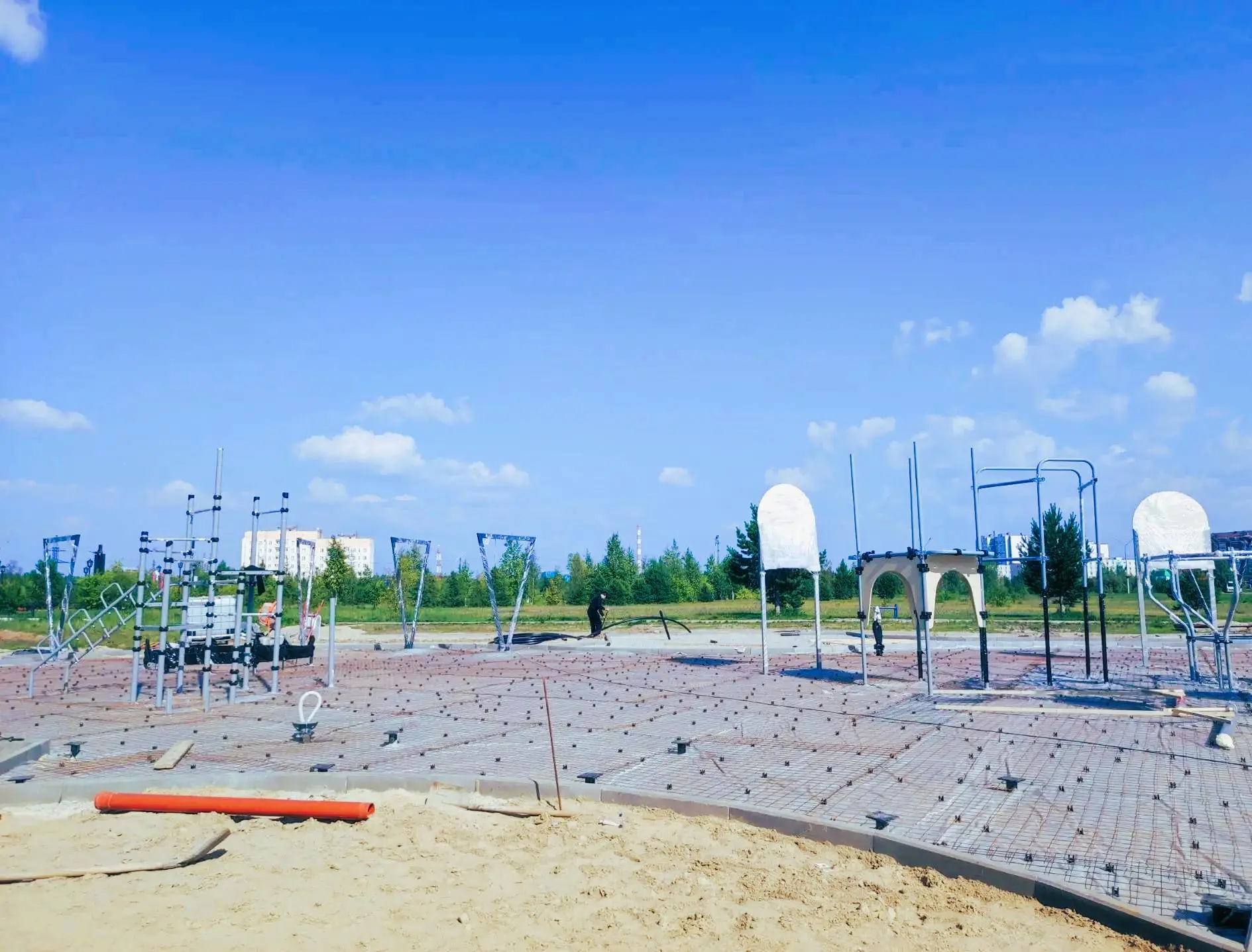 🌳 Строительство нового сквера в Излучинске продолжается!