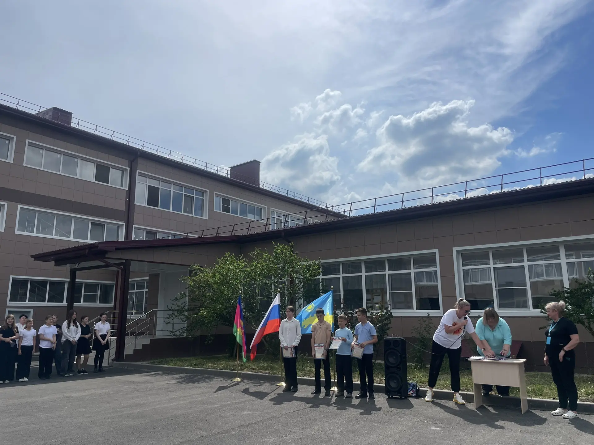 Сегодня в нашей школе прошли торжественные линейки, посвящённые окончанию учебного года. 🎓  Наши реб