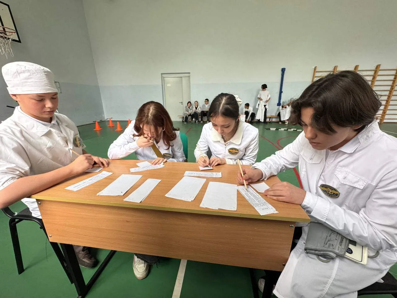 Команды  санпостов 8-х классов завершали неделю соревнований. Это самые старшие участники соревнован