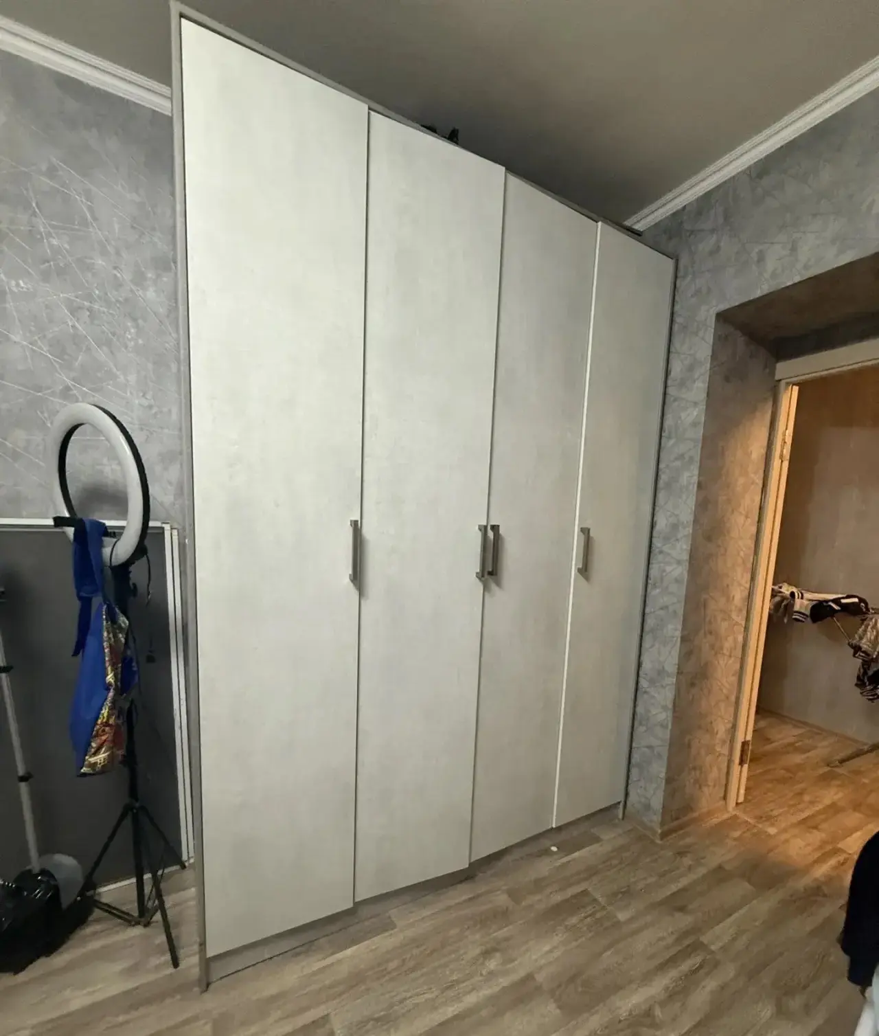 Продам новый шкаф, покупали под заказ, в разобранном виде. Размеры: высота 250 см, шири...