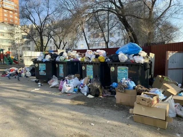 🗑️ Горы мусора во дворе: кто виноват и что делать?

Часто жильцы оставляют пакеты рядом с переполне