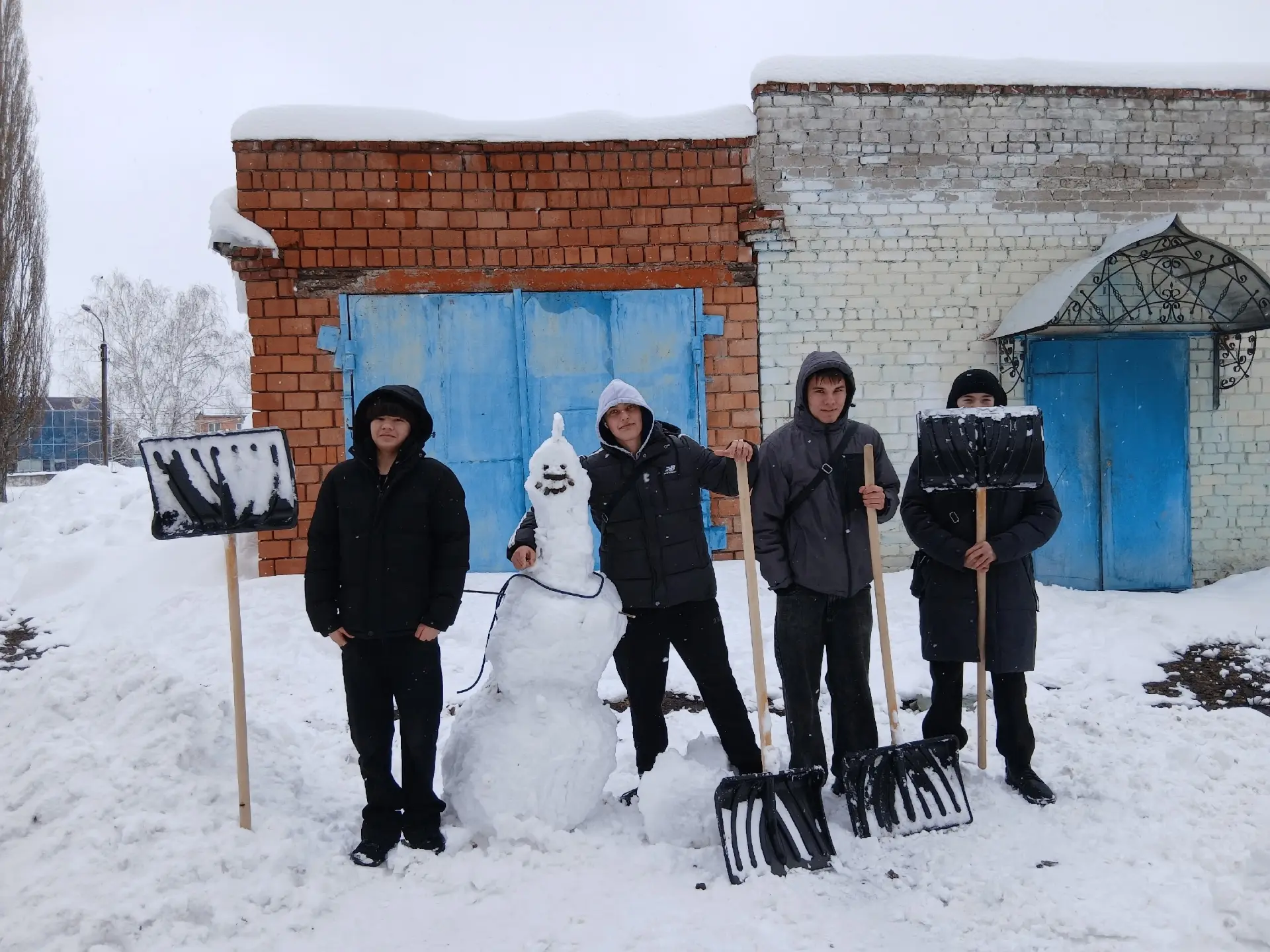 Эти дни жители Стерлитамака столкнулись с сильными снегопадами, которые покрыли улицы г...