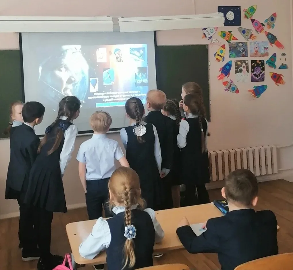 🌌Разговоры о важном: " 65 лет триумфа ко Дню космонавтики"   ✨Ученики  1 класса В (классный руководи