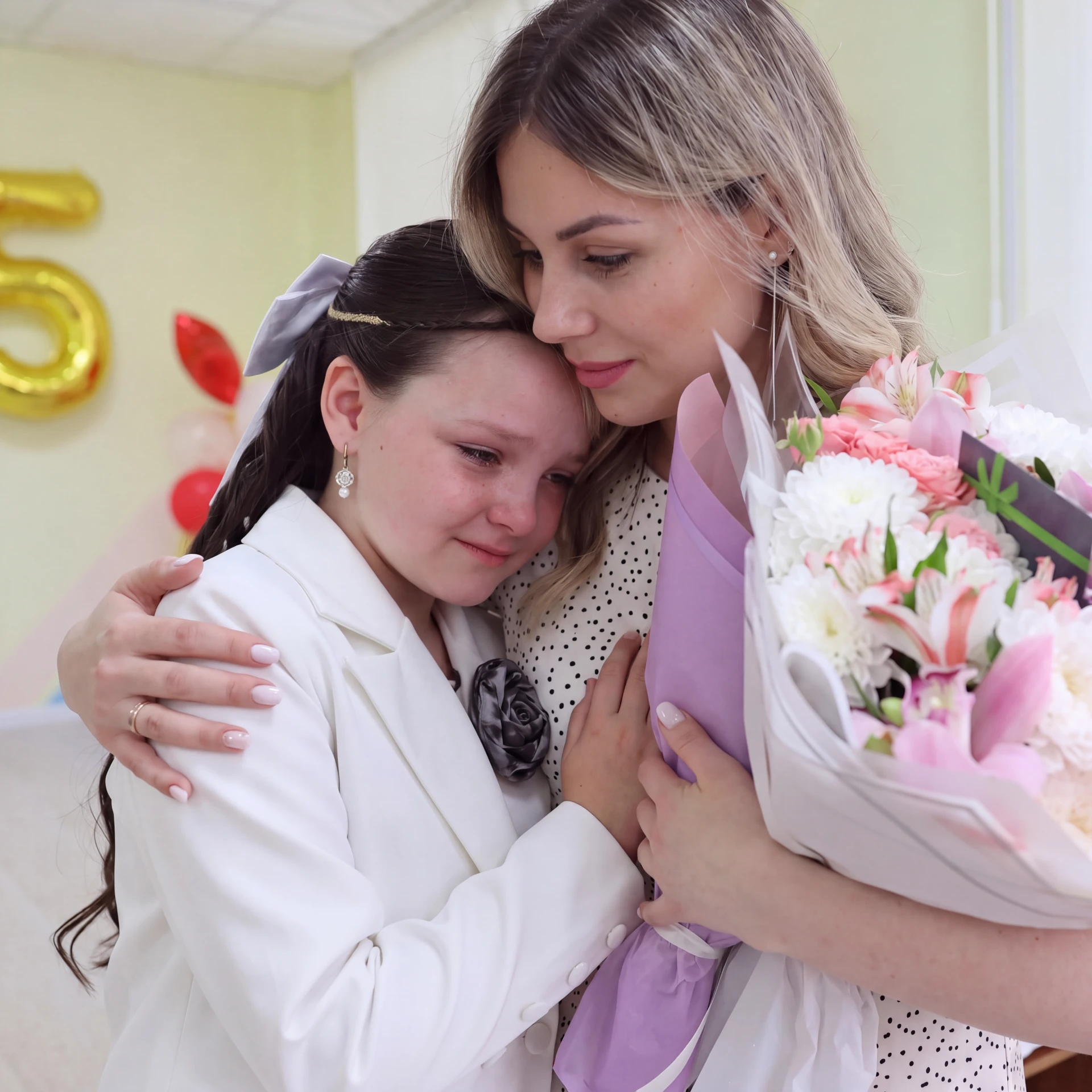 На фото – ученица школы военного городка Брянской области прощается с учителем начальны...