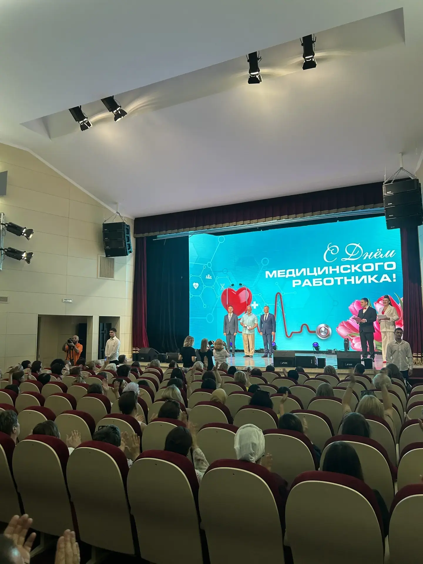 🏥 Лангепасская больница празднует юбилей.

Лангепасской больнице - 45! Из маленькой амбулатории - в