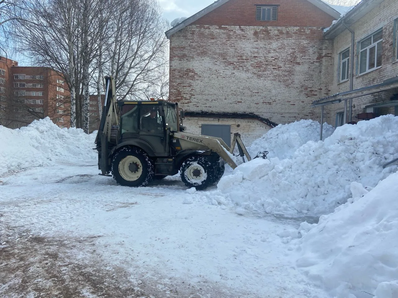 Огромное спасибо семье Галеевых за настоящую помощь! 🚜

Вчера территория нашего детского сада и пар